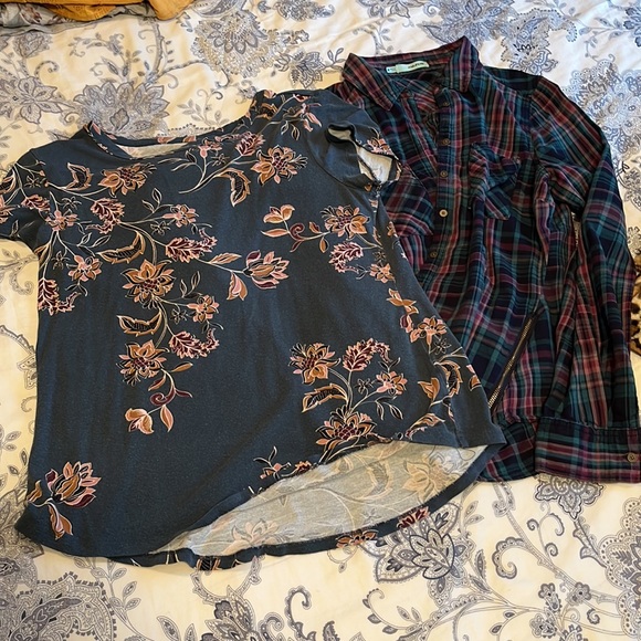 Huge lot (9) of Maurice’s, M shirts. - Picture 7 of 8